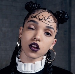 captivelouise:  Obsessed with FKA Twigs  She’s walking art.