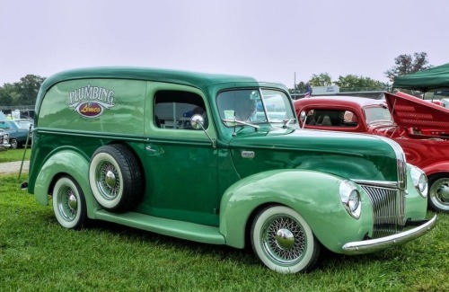 misterlemonzafterlife:  frenchcurious:Ford Panel Truck 1940.