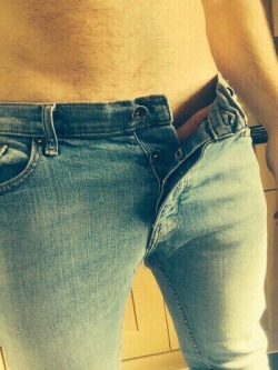 rugbylad24:  Plain tee’s and simple jeans any day of the week!