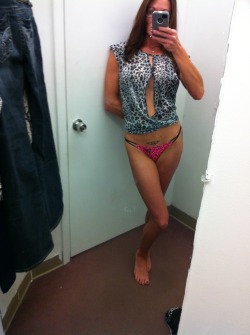 fittingroomgirls:  Ty for the submission.http://iwant2seeitall.tumblr.com