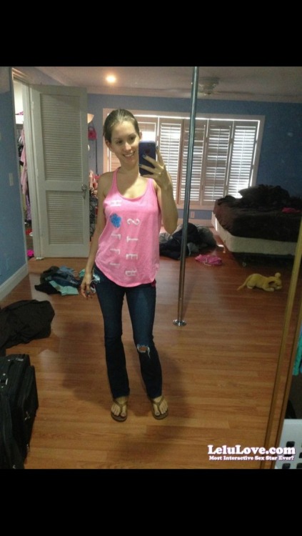 Pink shirt, jeans and #flipflops :) http://www.lelulove.com Pic