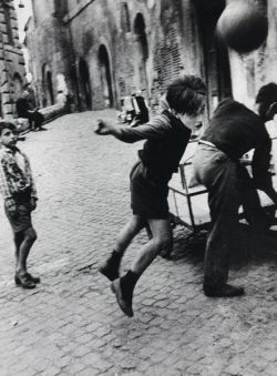 staypulp:  William Klein, Trastevere, Rome, 1956