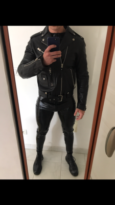 youngrubberboy: bdsmtwunk:  Me in rubber/leather combo  Guys!