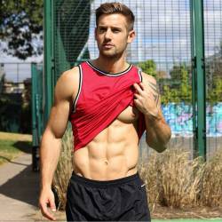 menforus:  @alexcrockford ⚫  #menstyle #manstyle #gym #fitness