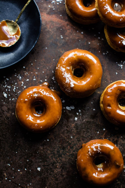guardians-of-the-food:Baked Salted Caramel Apple Cider Doughnuts