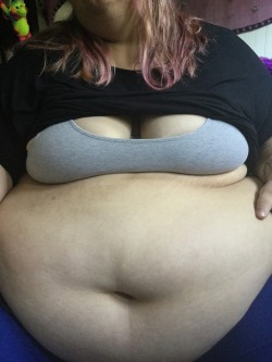 cute-fattie: you can kinda see my stretch marks in this one 