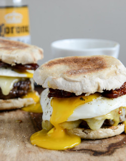 yummyinmytumbly:  Bacon Cheeseburgers with a Fried Egg + Maple