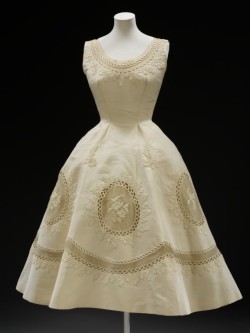 omgthatdress:  Dress Pierre Balmain, 1950-1955 The Victoria &