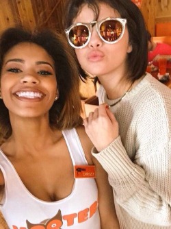 selgomez-news:  January 25: Selena with a fan today at Hooters