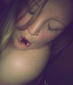 alice-is-wet:  alice-is-wet:  Me an’ my freckles, sucking on