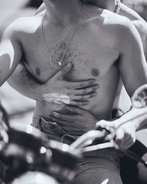 minhamemoriasuja:    Boys in love in motorcycles by Mariana Maltoni