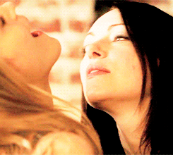 Taylor Schilling and Laura Prepon in “Orange Is The New Black” 1x01: “I Wasn’t Ready” (july 11, 2013)