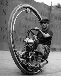 aiiaiiiyo:  Italian inventor Davide Cislaghi driving his monowheel