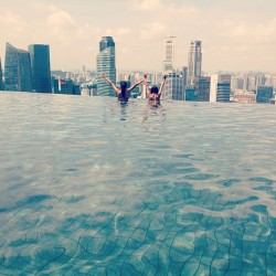 peacetothepurplegreenturtles:  On top of the world #skyline #singapore