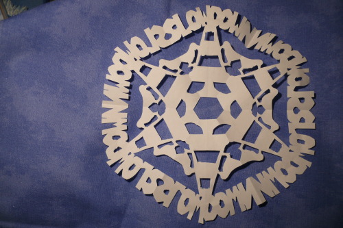 sherlylikeswaffles:  This snowflake made my best friend after she read the instructions on barachiki (http://barachiki.tumblr.com/post/37898147349/snowflake-tutorial). It so beautiful. Itâ€™s a pity Iâ€™m not patient with doing art but my friend is so