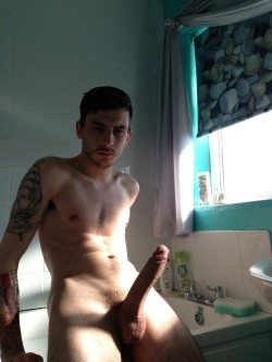 bigbroth4u:  I’d like to watch this guy suck his own cock while