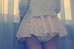 cutiesindiapers:  Mommy loves it when my skirts don’t completely
