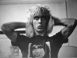 icky-pop:  Iggy Pop wearing a shirt with himself on it 