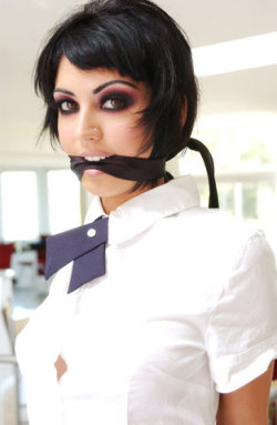 gagged4life:Normally things like the heavy eye makeup and nose
