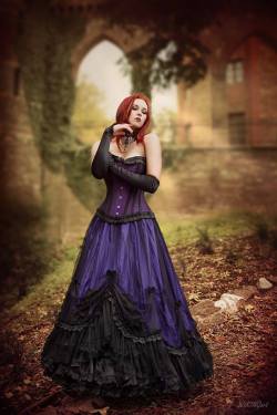 gothicandamazing:    model: Revenaskirt, corset, gloves and jewelry: