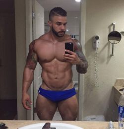 the-swole-strip:  http://the-swole-strip.tumblr.com/   Some guys