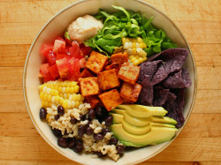 garden-of-vegan:  Vegan taco bowl: brown rice cooked in vegetable