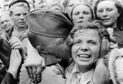 collective-history:  Soviet troops being greeted as they return