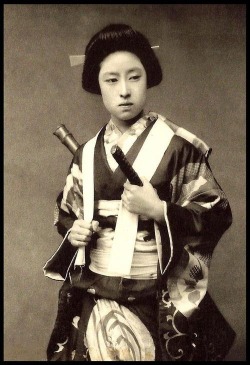 vi-ve:  “Bushi women were trained mainly with the naginata