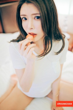 guochantaotu:  bilafca:  EROONICHAN  推荐一个公众号：情趣公社各种好看的小姐姐关键是还可以撩关注回复暗号：肉体
