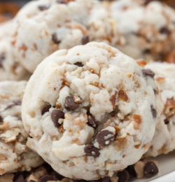 fullcravings:  Pretzel Toffee Shortbread Cookies  Ooooo