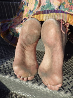 ceciliafootslavegirl:  My barefoot gypsy soles 