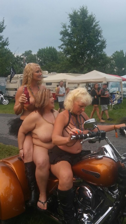 kybikercpl:  All girl Bike ride