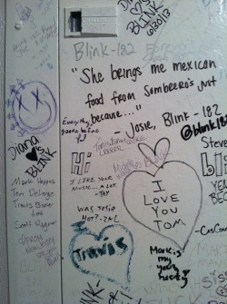 blinkhippie:  In the Sombrero’s bathroom 😍 