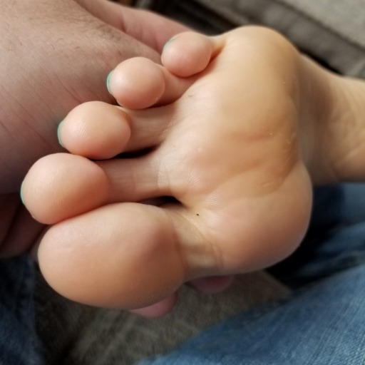 jeengaa:olmossy:Suckable toes 😜😜