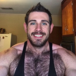 cdn4play:  musclegalore:  exclusivekiks:  Hairy muscle guy exposed