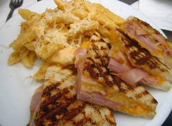 fatty-food:  grilled ham & cheese with mac & cheese (by