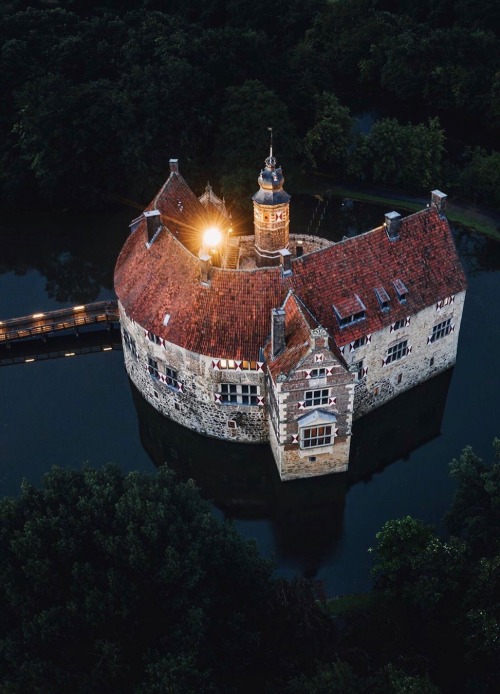 utwo: Water Castle / Germany © l. thomas  