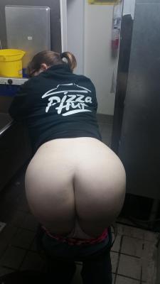 nakedgirlsatwork:  epicwhitewomen:  Pizza Slut  Naked girls @ work 
