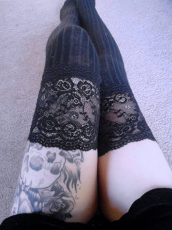 pizzahutslutt:  Got some lovely knee high socks today <3 