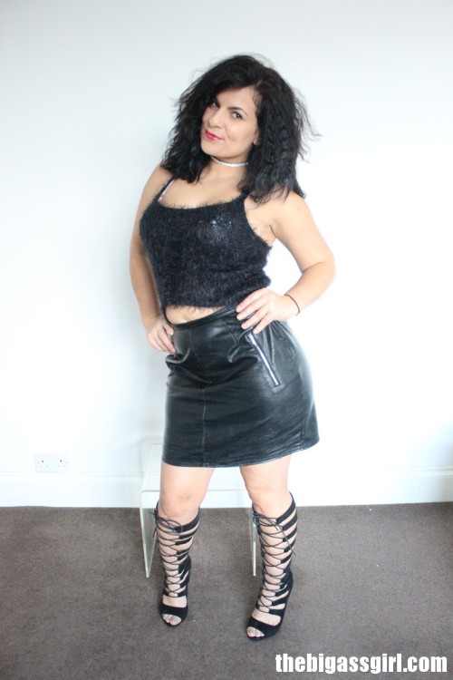  New leather skirt big ass photo & video shoot @ http://thebigassgirl.com