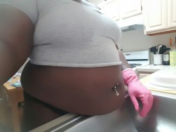 hamgasmicallyfat:  missporker:  Doing the dishes like…  So cute! I rest my belly like this too :)) 