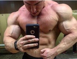 musclegodselfies:  Kyle Sari