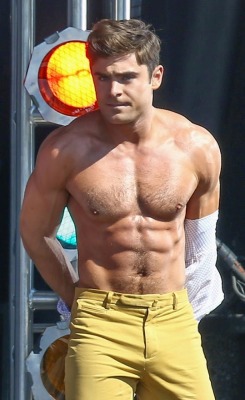 wickedgayblog:    Zac Efron Looking Wicked Hot Filming His New