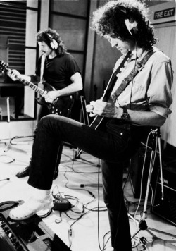 rocknrollcanneverdie:  Brian May and Toni Iommi working on a
