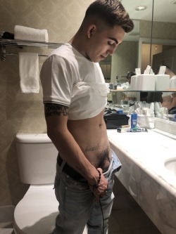theeexposure:  I’d love to deepthroat his sexy ass 👅🍆💦