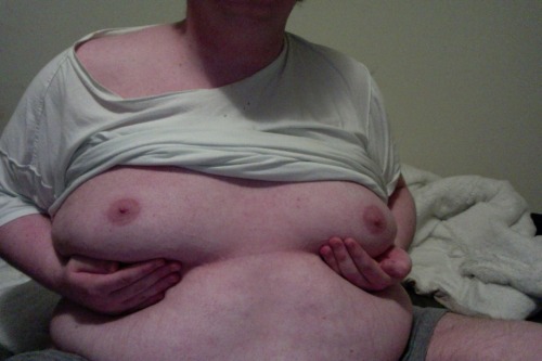 chubbytogepi:  My first photoset. Enjoy  Love that double belly
