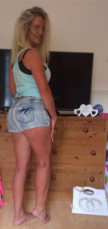 So hot when moms raise sluts.