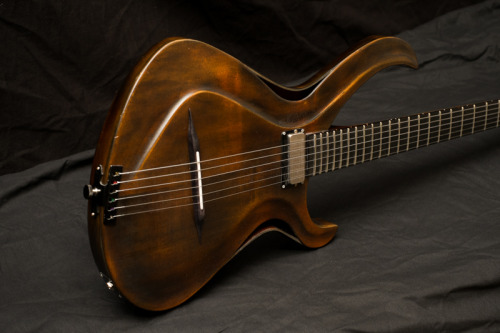 bushdog:  Nick Page Guitars | Violine Machine 