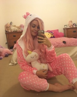 sunshiine-lollipop:  this onesie has a butt flap 😸💕