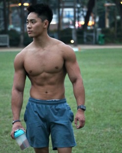 nanrensg:  asian-men-x:    Instagram @keung_0 powerful arms &